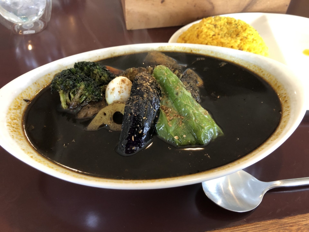 か~るま~るイカスミカレー