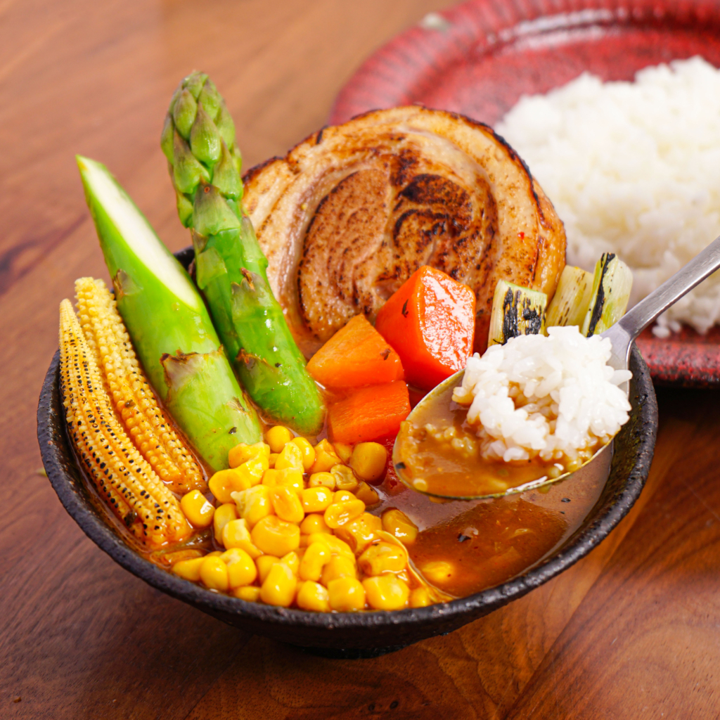 じゅるり滴る旨味！極大道産アスパラと丸っとふっくら豚の丸煮カレー